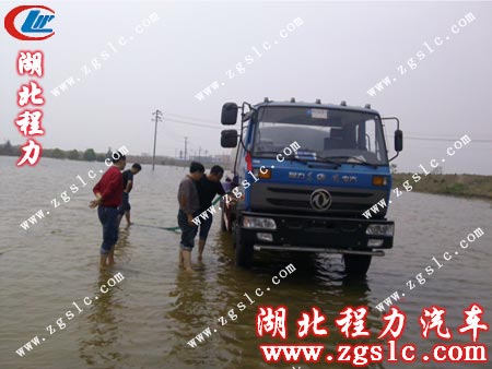 客戶一邊抽水，一邊驗(yàn)車