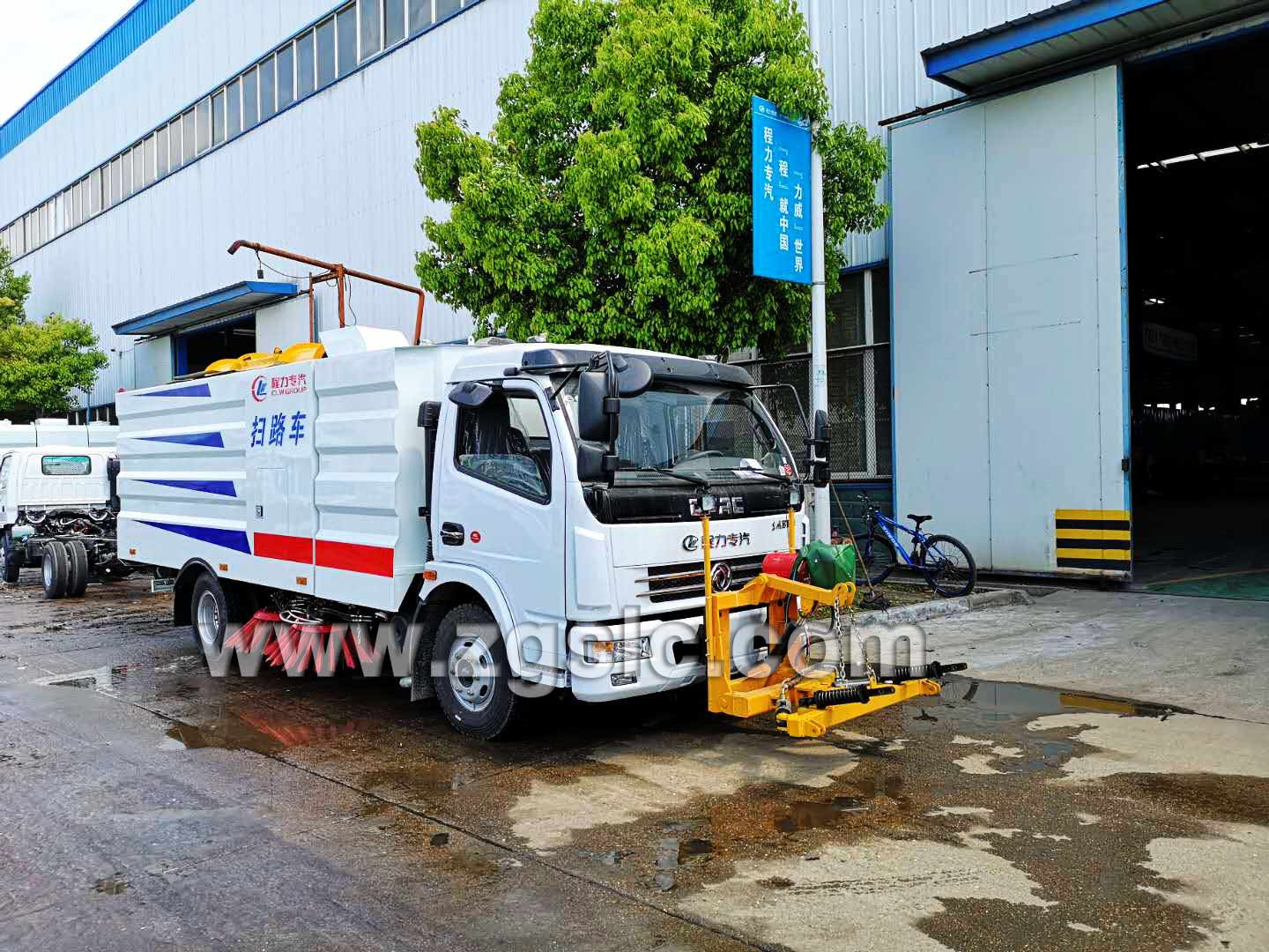 湖北程力東風(fēng)大多利卡掃路車帶雪鏟（國五）